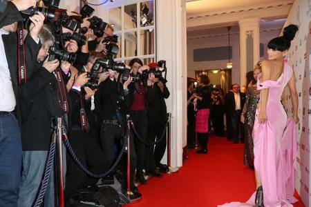 Die chinesische Schauspielerin Bai Ling genießt das Blitzlichtgewitter