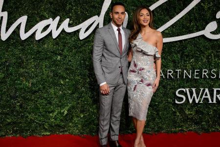 Passend in Silber-Grau Lewis Hamilton und Nicole Scherzinger