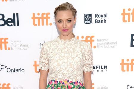 Amanda Seyfried lässt ihr Outfit durch den Rock im Blumen-Print verspielt wirken