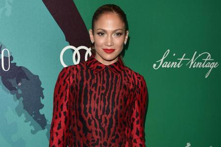 Jennifer Lopez in einer rot-schwarzen Variante des Animal-Prints