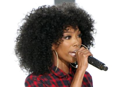 Sängerin Brandy im klassischen roten Karohemd