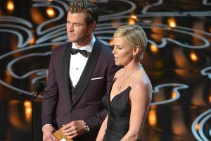 Charliza Theron und Chris Hemsworth bei der Oscar-Verleihung 2014