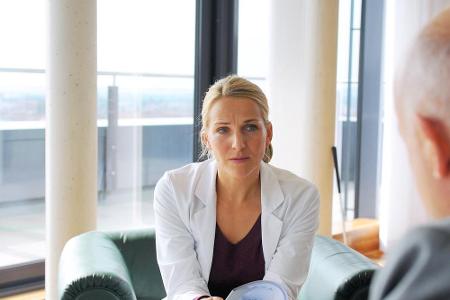 Maja (Tanja Wedhorn) legt sich mit der Klinikleitung an