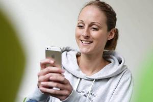 Ob sich diese junge Dame gerade einen Chauffeur bestellt?