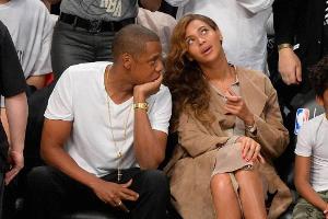 Guck mal, wer da auf dem Bildschirm ist: Beyoncé und Gatte Jay Z bei einem Basketballmatch in New York