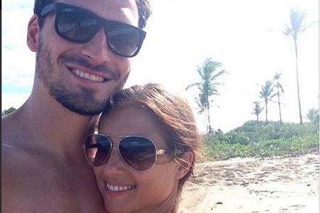 Mats Hummels und seine Freundin Cathy Fischer genießen die freie Zeit zwischen den Spielen am Strand