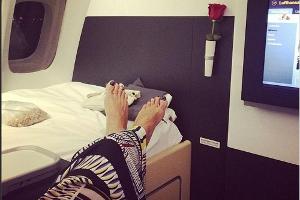 Heidi Klum hat in ihrer Schlafkabine die Füße hochgelegt