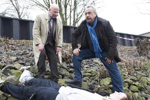 Zimmermann (Lutz Mackensy, l.) und Stubbe (Wolfgang Stumph) am Tatort