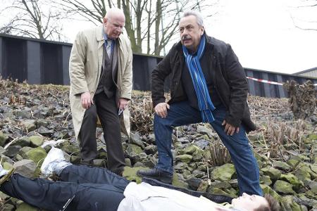 Zimmermann (Lutz Mackensy, l.) und Stubbe (Wolfgang Stumph) am Tatort