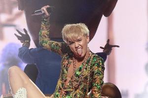 Ganz schön frech: Miley Cyrus sorgt auch im Wembley-Stadion für Aufruhr