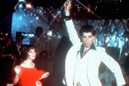 Wenn er in der Disco auf der Tanzfläche seine Show abzieht, liegen ihm die Mädchen zu Füßen: John Travolta als Tony Manero m...