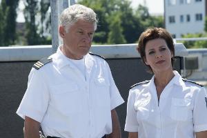 Skeptisch: Kapitän Holger Ehlers (Rüdiger Joswig, l.) und Saskia Berg (Sabine Petzl, r.)