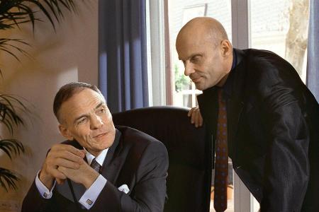 Windecker (Hans Peter Hallwachs, links) und sein Mitarbeiter Dr. Kemmer (Alexander Radszun)