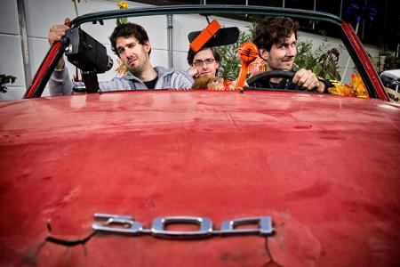 Lenne (l.) und Jannis Kaffka (r.) bilden mit Martin Renner die Band Phrasenmäher