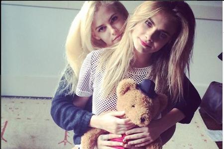 Cara Delevingne und Riley Keough spielen für ein Foto 