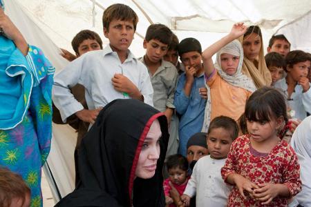 Schauspielerin Angelina Jolie 2010 in einem pakistanischen Camp für Flutopfer