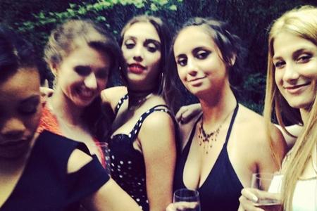 Madonnas Tochter Lourdes (3. v. re.) beim Vorglühen mit ihren Freundinnen