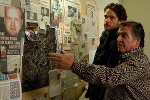 Die Kommissare Altendorf (Elmar Wepper, re.) und Tanner (Ronald Zehrfeld) stehen vor einem Rätsel: Wer hat das kleine Mädche...