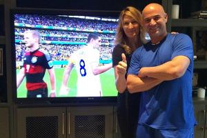 Steffi Graf und Andre Agassi freuen sich über den Ausgang des WM-Spiels