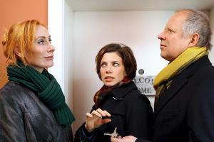 Was verheimlichen Sandra (Anna Rot) und Hans (Axel Milberg, r.) vor Mutter Iris (Andrea Sawatzki, li.)?