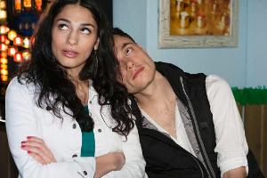 "Alles was zählt": Felix (Hannes Sell) überredet Raquel (Yara Hassan) zu einem Deal