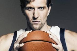 Dirk Nowitzki ist nur schwer vom Ball zu trennen