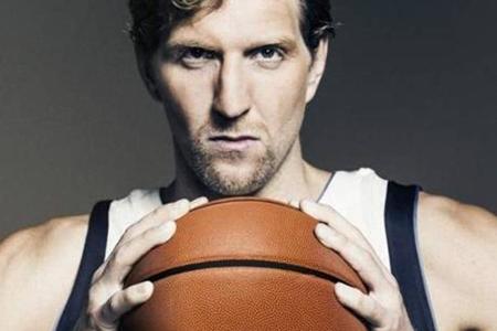 Dirk Nowitzki ist nur schwer vom Ball zu trennen