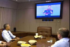 Barack Obama beim Fußball-Schauen in der Air-Force-One
