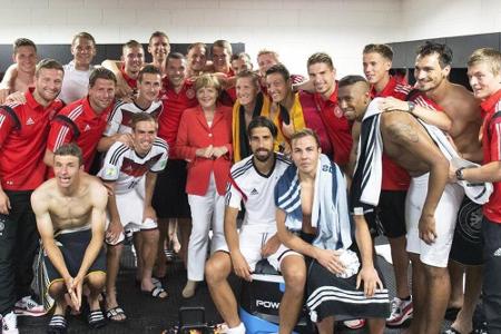 Bitte lächeln! Angela Merkel und die deutschen Kickerhelden