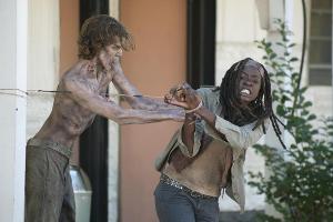 Die gefesselte Michonne (Danai Gurira) muss sich einen Untoten vom Leib halten
