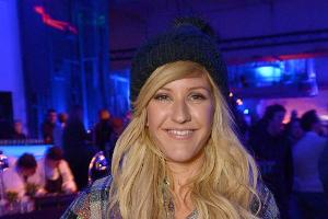 Sängerin Ellie Goulding präsentiert sich mit trendiger Bommelmütze