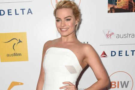 Margot Robbie überzeugt in einem weißen, kurzen Kleid