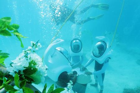 Ja-Wort mit Taucherhelm: Unterwasser-Trauung auf Bora Bora