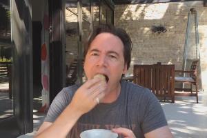 Für die "Lemon Face Challenge" beißt Michael "Bully" Herbig in eine geschälte Zitrone