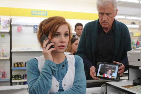 Max Faber (Robert Atzorn) ist unverhofft auf Janines (Josefine Preuß) Hilfe angewiesen