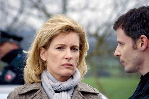 Charlotte Lindholm (Maria Furtwängler) und Jakob Halder am Unfallort