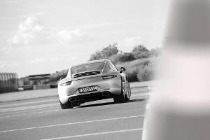 Hausaufgabe bei der Porsche-Fahrschule: Sicheres Wedeln um Pilonen