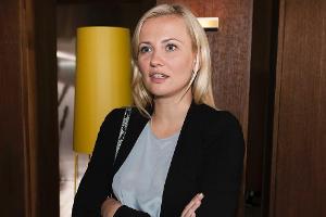 "Alles was zählt": Isabelle ist schwanger und inszeniert die Neuigkeiten medienwirksam auf einer Pressekonferenz