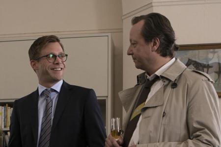 Joachim von Cadenbach (Ken Duken, li.) neben Kriminalhauptkommissar Hanns von Meuffels (Matthias Brandt)