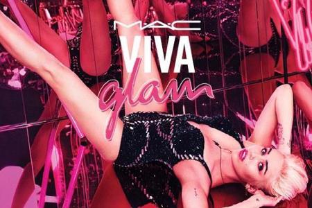 Miley Cyrus räkelt sich diesmal für Lippenstift vor der Kamera