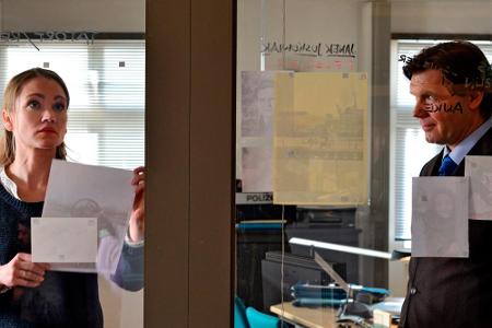 Julia Thiel (Lisa Maria Potthoff) und Dr. Brunner (Max Hopp) bei Ihren Ermittlungen