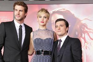 Jennifer Lawrence mit ihren Co-Stars Liam Hemsworth (l.) und Josh Hutcherson