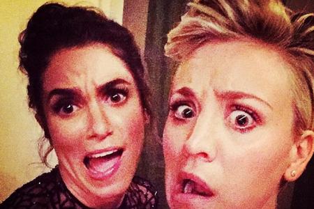 Kaley Cuoco und Nikki Reed ziehen fleißig Grimassen für ihre Fans
