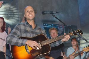 Der international erfolgreiche Sänger und Songwriter Milow gibt ein Konzert im Mauerwerk