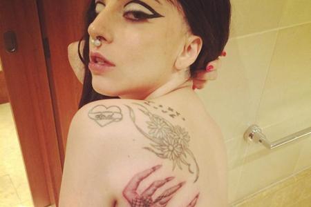 Gruselig: Lady Gagas neues Tattoo für ihre Fans
