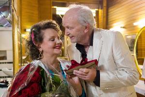 Der rüstige Conrad (Michael Gwisdek) will mit Frauen wie Tatjana (Swetlana Schönfeld) nach dem Millionengewinn mal wieder ri...