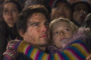 Ray Ferier (Tom Cruise, l.) versucht seine beiden Kinder (Dakota Fanning, r.) und Robbie vor Außerirdischen zu beschützen