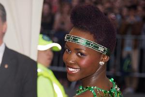 Lupita Nyong'o mag ihre Frisur pflegeleicht