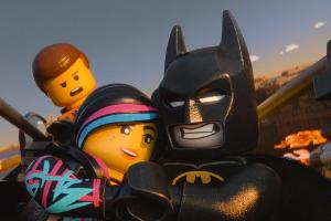 Batman kuschelt mit Wyldstyle, das sieht Emmet (links) nicht gerne