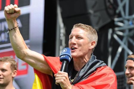 Bastian Schweinsteiger feiert nach dem Gewinn der WM ausgelassen in Berlin